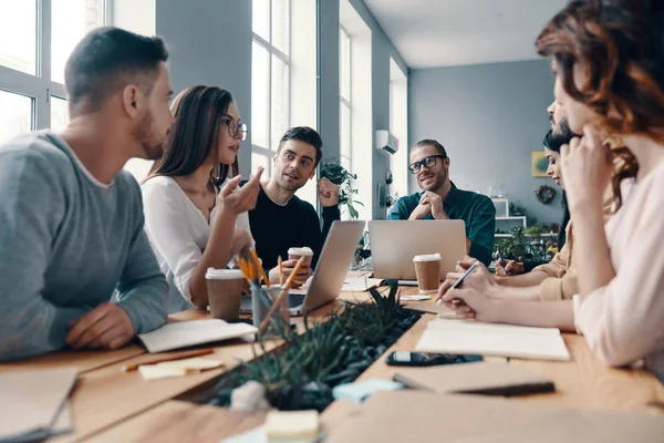 Decidido Ser Mejor Grupo Jóvenes Modernos Ropa Casual Inteligente Discutiendo — Foto de Stock