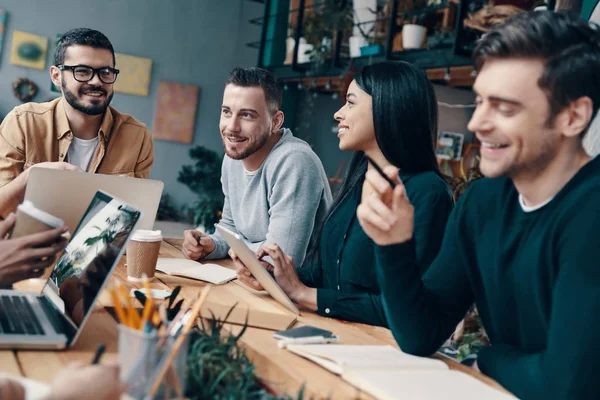 Confiado Inteligente Grupo Jóvenes Modernos Ropa Casual Inteligente Discutiendo Algo —  Fotos de Stock