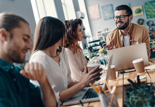 Samen Beste Resultaten Behalen Groep Jonge Moderne Mensen Smart Casual — Stockfoto