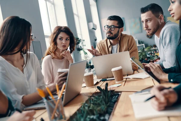 Partilhar Ideias Grupo Jovens Modernos Desgaste Casual Inteligente Discutindo Algo — Fotografia de Stock