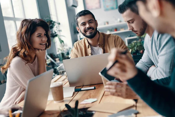 Söka Efter Fräscha Idéer Tillsammans Grupp Unga Moderna Människor Smart — Stockfoto