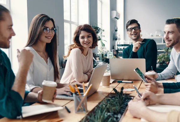 Colleghi Diventano Amici Gruppo Giovani Moderni Smart Casual Wear Discutono — Foto Stock