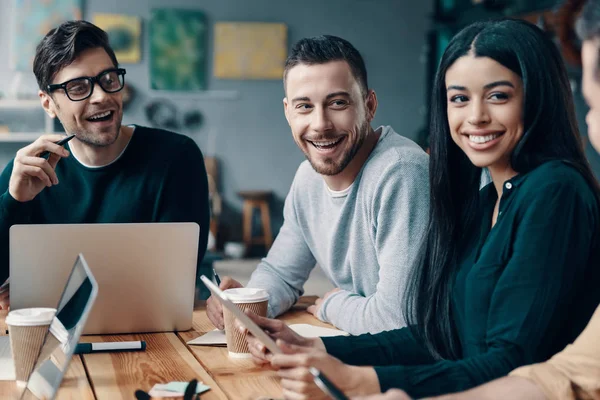 Zufriedene Mitarbeiter Gruppe Junger Moderner Menschen Schicker Freizeitkleidung Diskutiert Etwas — Stockfoto