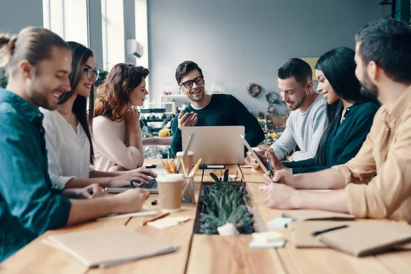 Equipo Marketing Grupo Jóvenes Modernos Ropa Casual Inteligente Discutiendo Algo — Foto de Stock