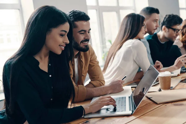 Konzentriert Bei Der Arbeit Gruppe Junger Moderner Menschen Schicker Freizeitkleidung — Stockfoto