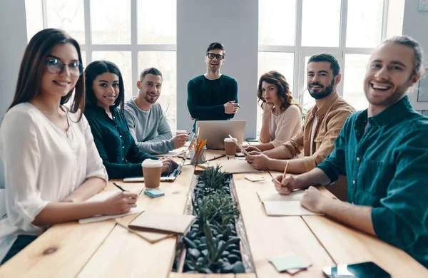 Equipa Dos Sonhos Grupo Jovens Modernos Inteligente Casual Olhando Para — Fotografia de Stock