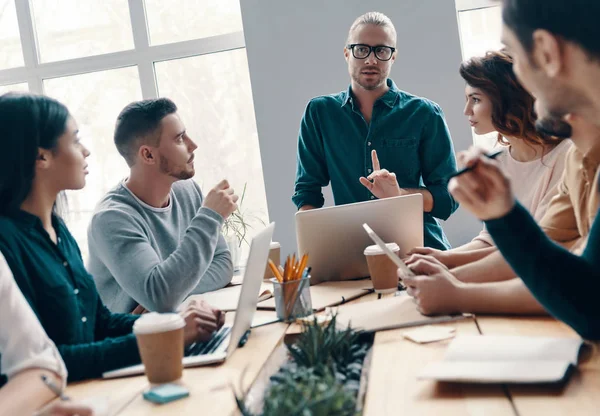 Desarrollo Nuevo Proyecto Grupo Jóvenes Modernos Ropa Casual Inteligente Discutiendo — Foto de Stock