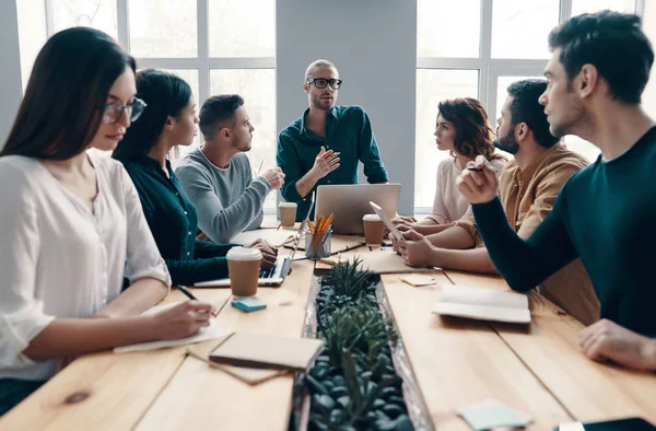 Discutiendo Ideas Arriesgadas Grupo Jóvenes Modernos Ropa Casual Inteligente Discutiendo — Foto de Stock