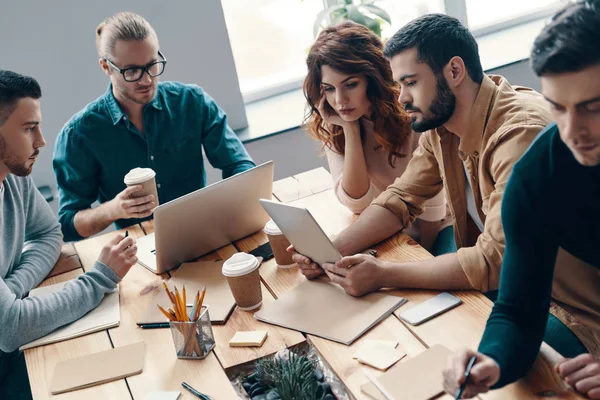 Denken Eine Richtung Draufsicht Auf Junge Moderne Menschen Schicker Freizeitkleidung — Stockfoto