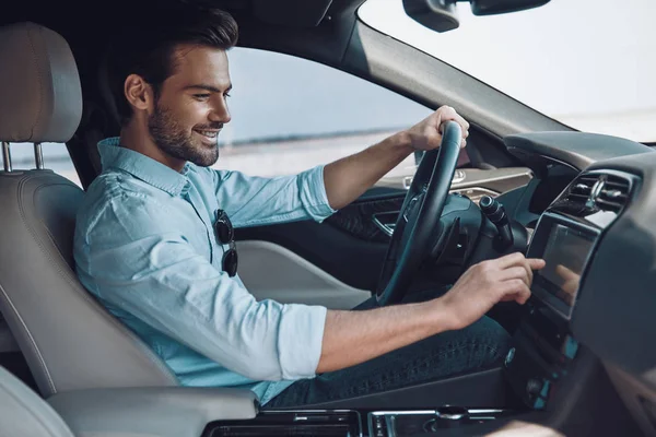 Spaß Seiner Fahrt Schöner Junger Mann Schicker Freizeitkleidung Der Während — Stockfoto