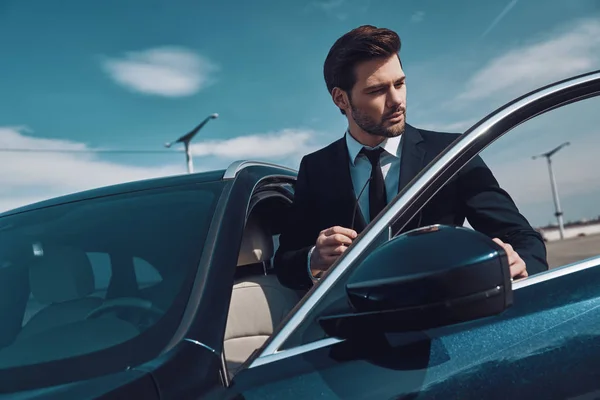Geschäftsreisen Schöner Junger Mann Businesskleidung Der Freien Sein Auto Steigt — Stockfoto