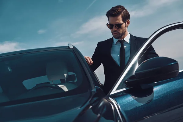 Tiempo Dinero Guapo Joven Entrando Coche Mientras Está Parado Aire — Foto de Stock