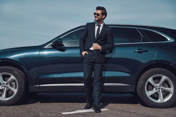 Grande Sentido Estilo Comprimento Total Belo Jovem Empresário Sorrindo Enquanto — Fotografia de Stock