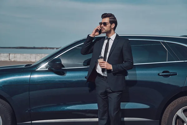 Tempo Dinheiro Bonito Jovem Empresário Falando Seu Telefone Inteligente Sorrindo — Fotografia de Stock