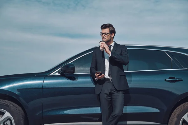 Momento Para Relajarse Guapo Joven Hombre Negocios Usando Teléfono Inteligente — Foto de Stock