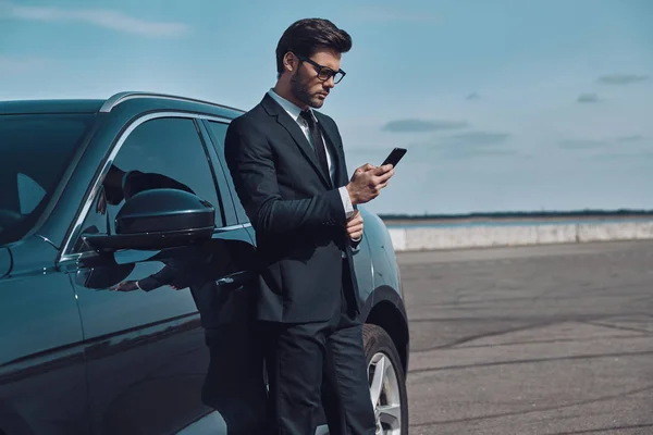 Retrato Confiança Bonito Jovem Empresário Usando Telefone Inteligente Enquanto Está — Fotografia de Stock