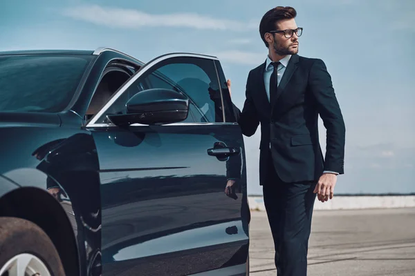 Preparar Para Conduzir Bonito Jovem Empresário Entrando Seu Carro Enquanto — Fotografia de Stock