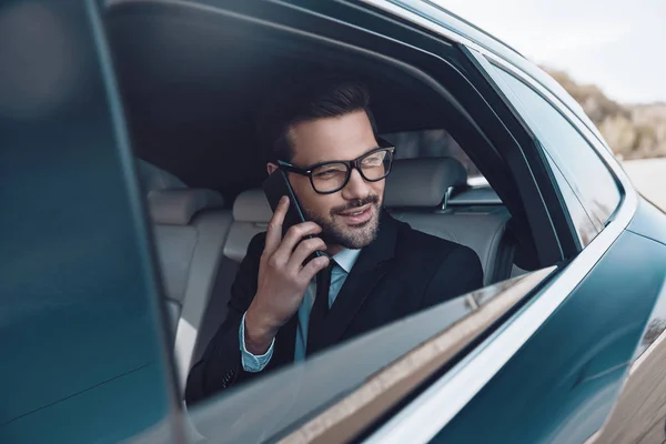 Trevlig Prat Omtänksam Ung Affärsman Pratar Telefon När Sitter Bilen — Stockfoto
