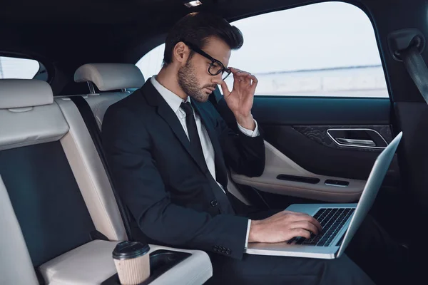 Surfing Net Handsome Young Man Full Suit Working Using Laptop — Stock Photo, Image