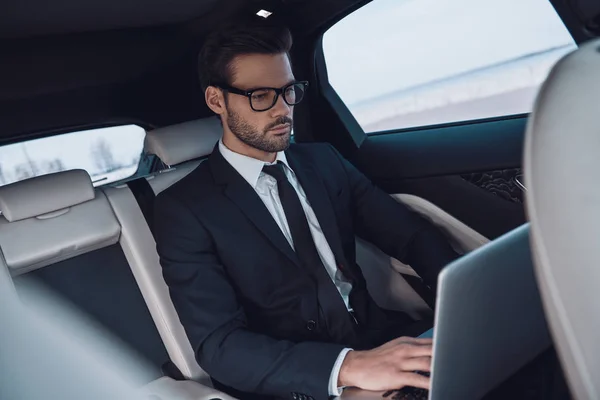 Genç Başarılı Takım Elbiseli Yakışıklı Genç Adam Arabada Otururken Dizüstü — Stok fotoğraf