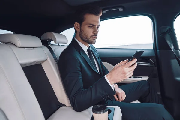 Jovem Perfeccionista Bonito Jovem Terno Completo Usando Seu Telefone Inteligente — Fotografia de Stock