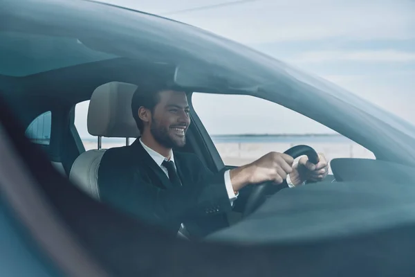 Fahrgefühl Schöner Junger Mann Vollem Anzug Der Beim Autofahren Lächelt — Stockfoto