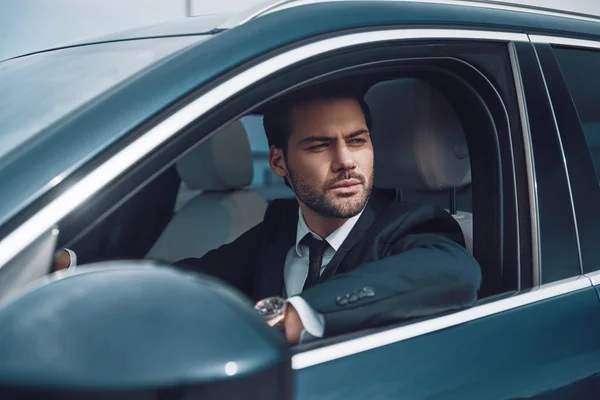 Camino Reunión Negocios Guapo Joven Traje Completo Mirando Hacia Otro — Foto de Stock