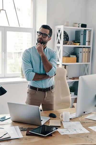 Auf Der Suche Nach Frischen Ideen Junger Moderner Geschäftsmann Hält — Stockfoto