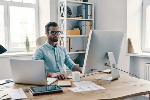 Joven Hombre Negocios Moderno Que Trabaja Usando Computadora Mientras Está — Foto de Stock