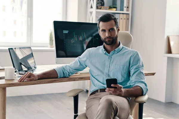 Confident Businessmen Looking Camera While Sitting Office — Stock Photo, Image