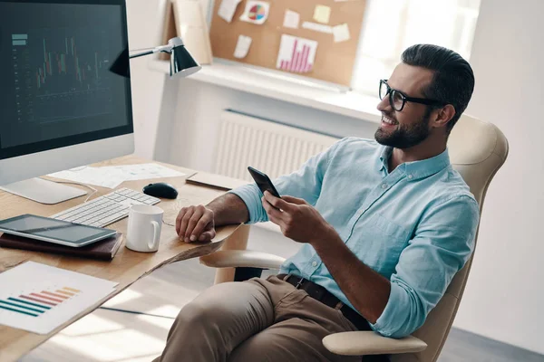 Vista Superior Joven Hombre Negocios Moderno Usando Teléfono Inteligente Sonriendo — Foto de Stock