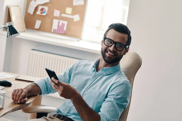 Homme Affaires Joyeux Regardant Caméra Souriant Tout Étant Assis Dans — Photo