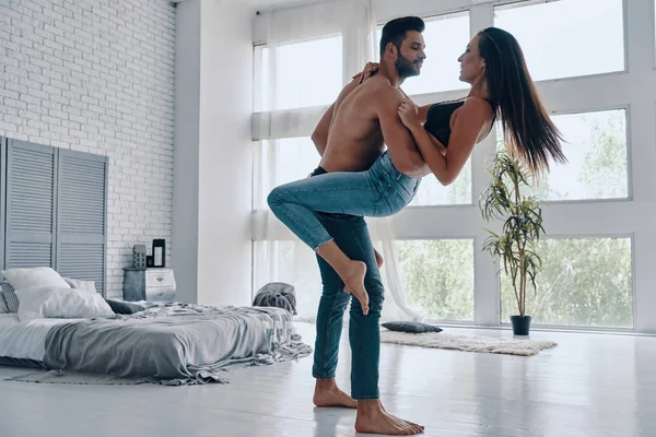 Pareja Disfrutando Bailando Longitud Completa Hermosa Pareja Joven Abrazándose Dormitorio — Foto de Stock