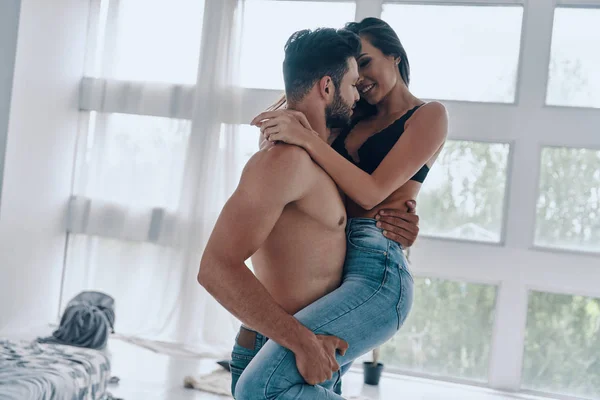 Beau Jeune Couple Embrassant Souriant Tout Dansant Dans Chambre — Photo