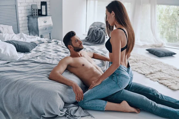 Irresistível Bonito Jovem Casal Semi Vestido Ligação Enquanto Passa Tempo — Fotografia de Stock