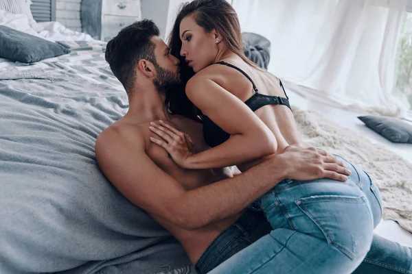 Hermosa Pareja Joven Semi Vestida Punto Hacer Amor Mientras Pasa — Foto de Stock