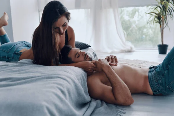 Hermosa Pareja Joven Semi Vestida Uniéndose Mientras Pasan Tiempo Dormitorio — Foto de Stock