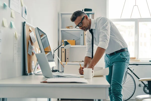 Moderne Architect Man Tekening Papier Met Potlood Tijdens Het Werken — Stockfoto