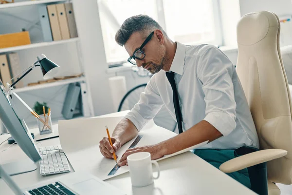 Ontwikkeling Van Nieuw Project Man Tekenen Iets Terwijl Zittend Kantoor — Stockfoto