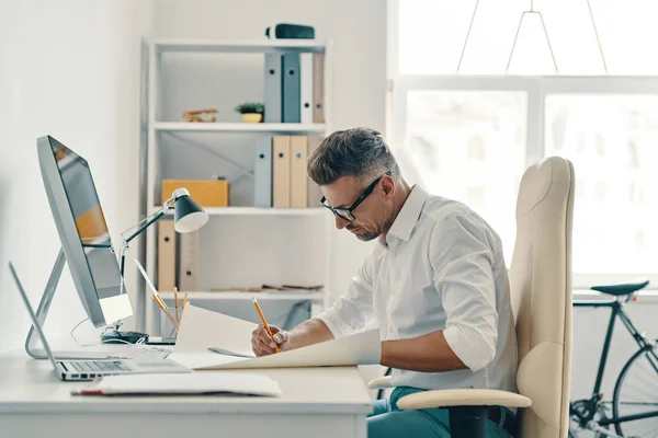 Ingénieur Réussi Dessine Quelque Chose Étant Assis Bureau Avec Une — Photo