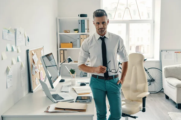 Good Looking Businessman Looking Camera Smiling While Standing Office — Stock Photo, Image