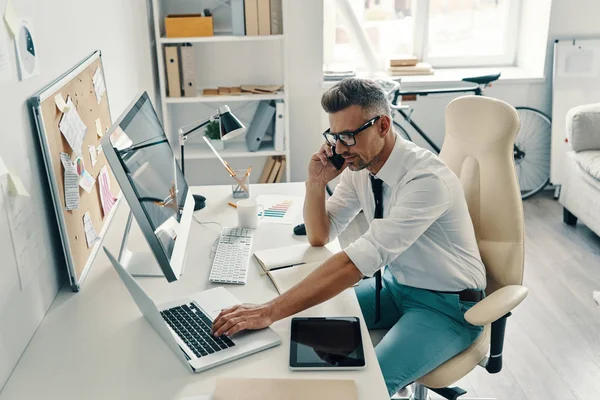 Homme Intelligent Confiant Parlant Téléphone Tout Étant Assis Dans Bureau — Photo