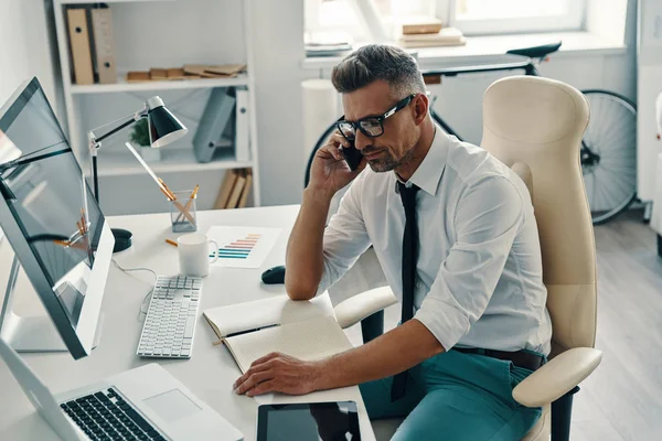 Hombre Negocios Seguro Exitoso Hablando Por Teléfono Mientras Está Sentado — Foto de Stock