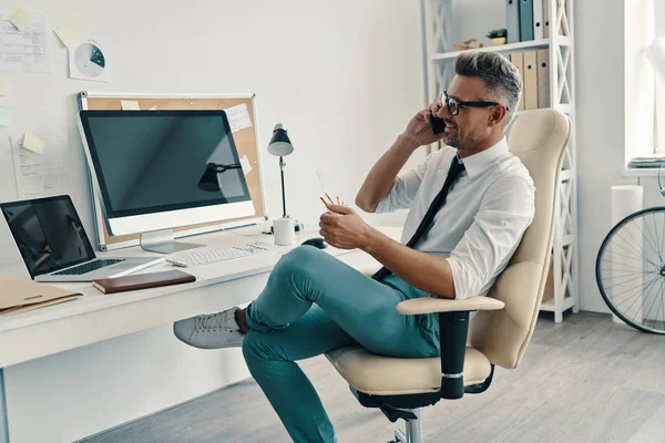 Profesional Exitoso Joven Guapo Con Camisa Corbata Hablando Por Teléfono — Foto de Stock