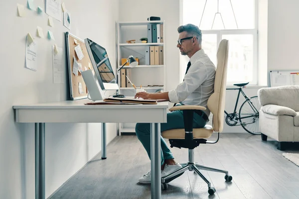 Przemyślany Człowiek Koszulce Krawat Pracy Przy Użyciu Komputera Siedząc Biurze — Zdjęcie stockowe