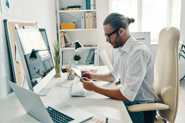 Goed Uitziende Jonge Man Shirt Met Behulp Van Digitale Tablet — Stockfoto