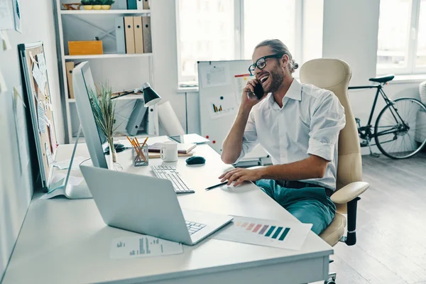 Snygg Skrattande Man Skjorta Pratar Den Smarta Telefonen Och Leende — Stockfoto