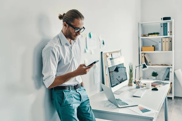 Hombre Joven Bien Parecido Camisa Usando Teléfono Inteligente Mientras Está — Foto de Stock