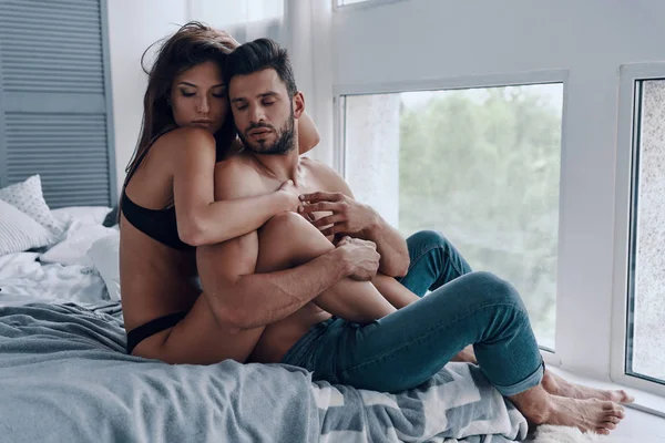 Hermosa Pareja Joven Semi Vestida Abrazando Mientras Pasa Tiempo Dormitorio — Foto de Stock