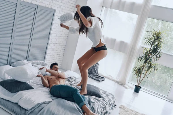 Feliz Jovem Casal Ter Divertido Travesseiro Luta Enquanto Passar Despreocupado — Fotografia de Stock